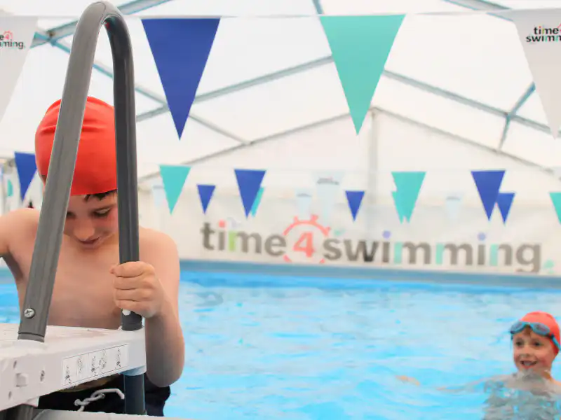 Children in time4swimming swimming pool