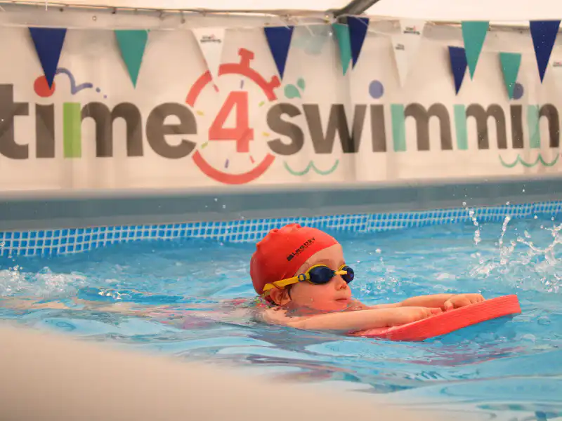 Children in time4swimming swimming pool